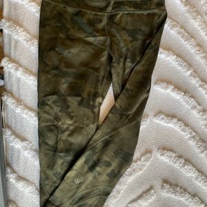 Lululemon Camo Cropped Leggings